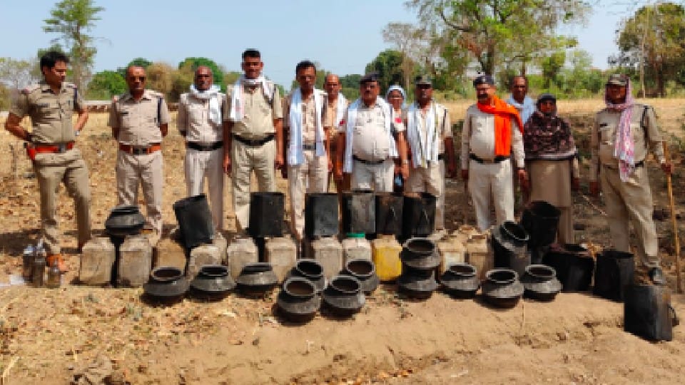 Action of Chhatarpur Excise team: raids on illegal liquor bases, destroyed 18 furnaces, 7 cases registered in the case