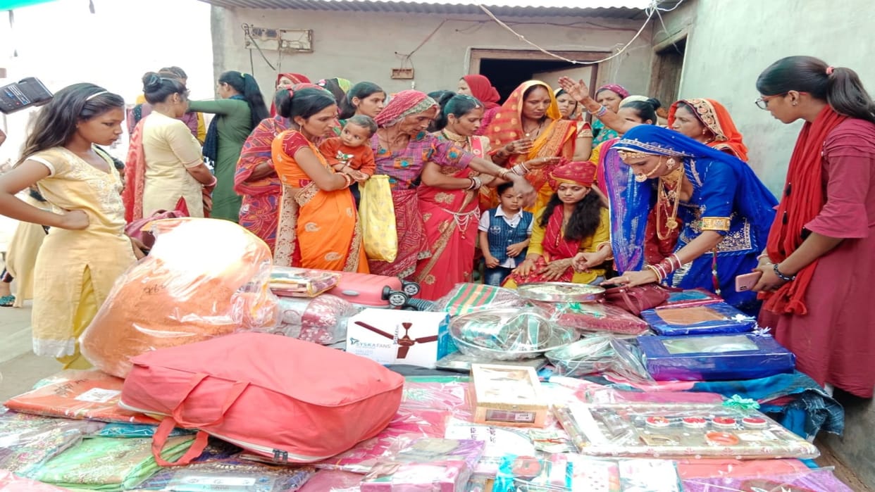 eunuchs gave 51 thousand rupees and gold and silver jewelery in marriage of girl in Churu