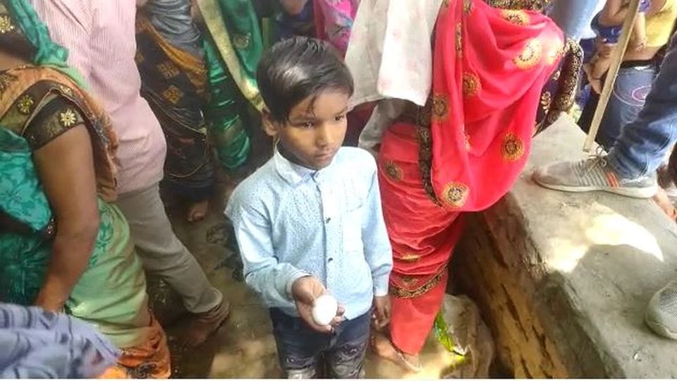 Devotees Worship In Nagar Sen Baba Temple With Egg in Firozabad