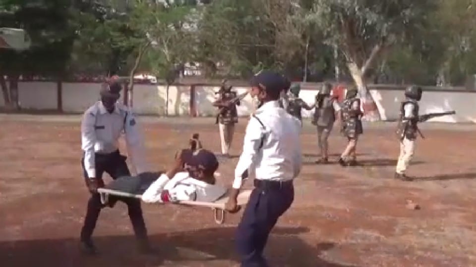 Preparation of Shivpuri Police: Mockdrill to deal with the riots and handle the deteriorating situation, also took out flag march for five km