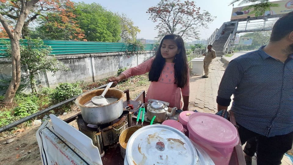 Bihar The Craze Of Graduate Chaiwali Priyanka Gupta, Tea stall Patna womens college