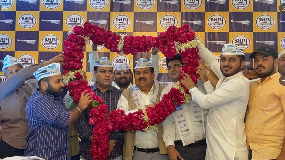 Gujarat Congress leader  Kailash Gadhvi joins Aam Aadmi Party