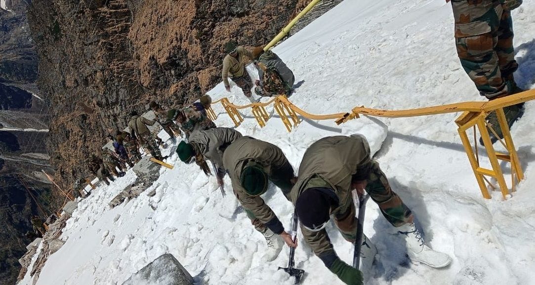 The team reached Hemkund Sahib by removing snow from the road