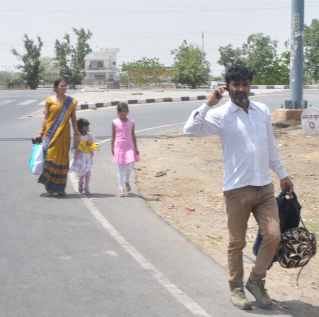 Hathras: Neither tinshed nor water to drink, travelers are facing problems in the scorching sun
