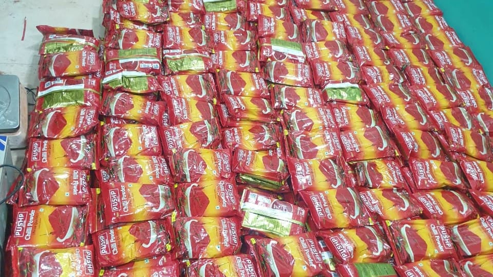 Indore: Fake chilli powder was being sold in the market in the name of floral brand, two accused arrested, goods worth lakhs seized