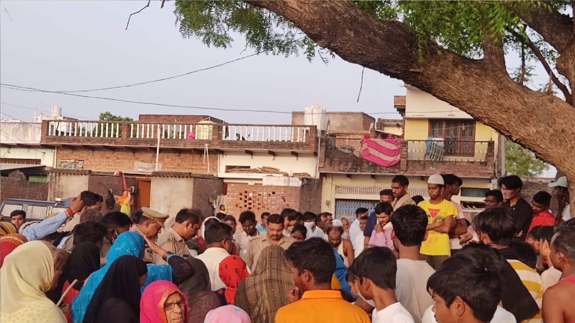 Father killed two children by throwing them in a well in Jaunpur