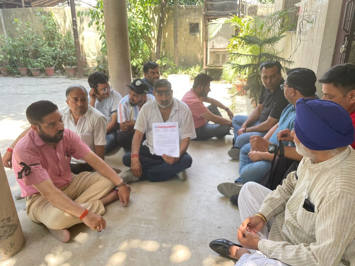 Traders and AAP worker protested.