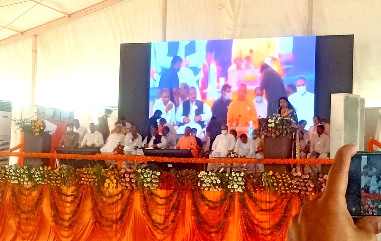 Honoring the Gram Panchayat and District Panchayat of Jalaun on Panchayati Raj Day