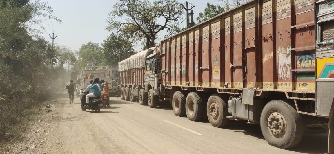 sadak par do trakon ke pahie dhansane se laga jaam