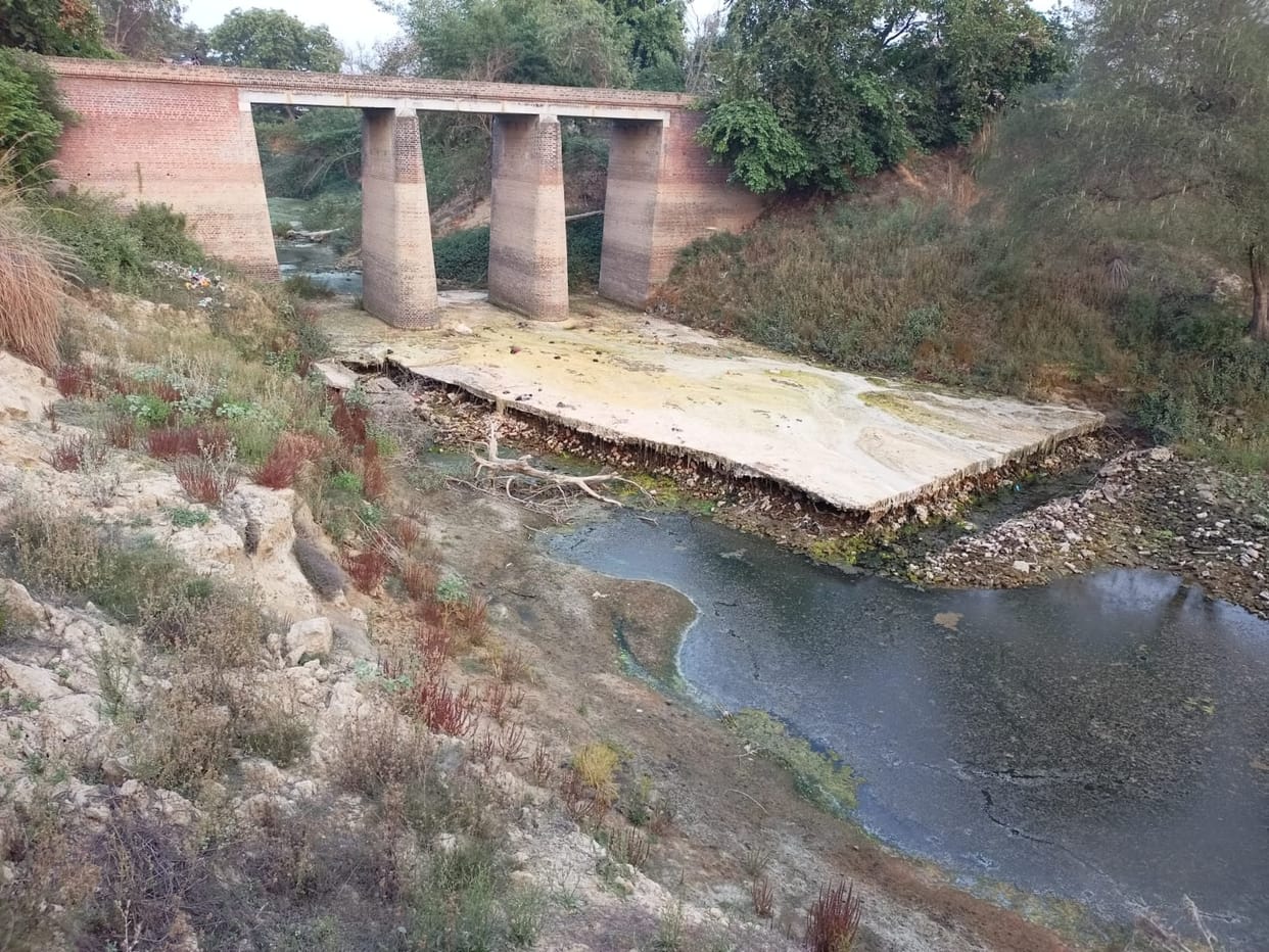 Farmers upset due to stoppage of water flow of small Saryu river
