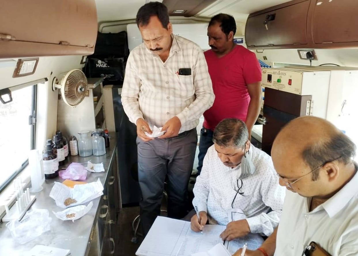 Testing of spices in Khutar, papaya seeds in black pepper