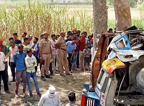 Truck laden with moorang overturns in ditch, three people trapped, driver dies