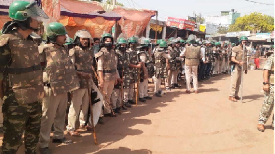 Preparation of Shivpuri Police: Mockdrill to deal with the riots and handle the deteriorating situation, also took out flag march for five km