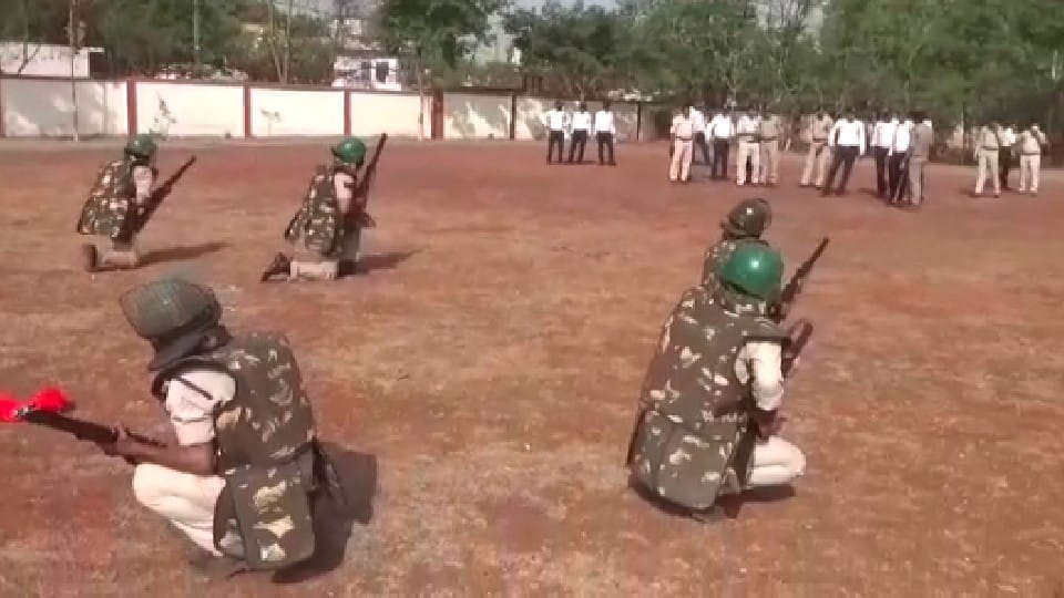 Preparation of Shivpuri Police: Mockdrill to deal with the riots and handle the deteriorating situation, also took out flag march for five km
