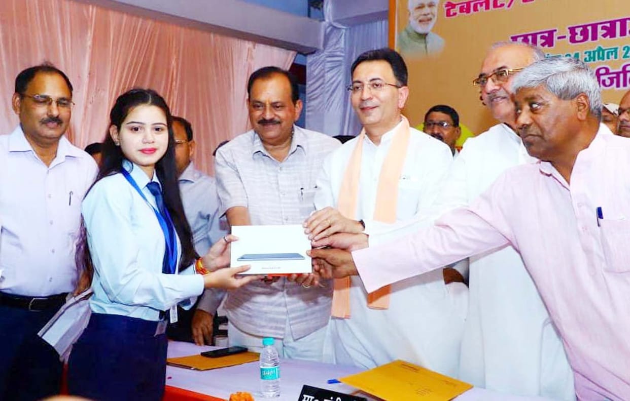 Students bring positive change from tablet-smartphone: Jitin