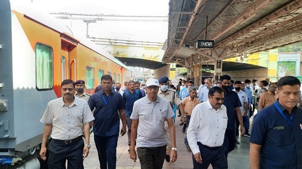 Indore: General Manager of Western Railway reached Indore, reviewed railway projects after meeting with officials