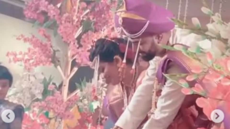 Indian Idol 12 fame singer Sayli Kamble ties the knot with boyfriend Dhaval in a Maharashtrian style see photos