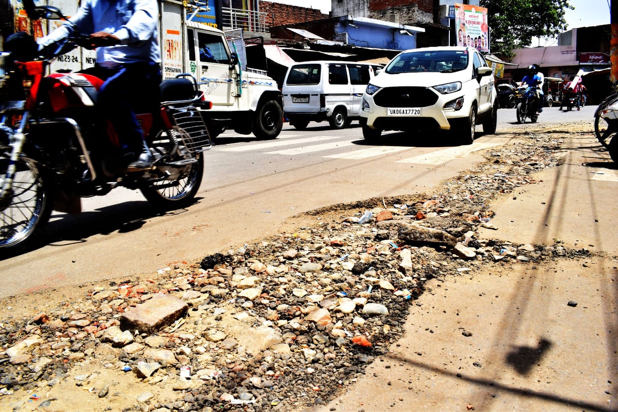 Jam remains at Keruganj crossroads due to dug road