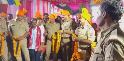 police became gharati in chadauli welcomed barati by tying safa DSP anirudh singh paid entire cost for this wedding