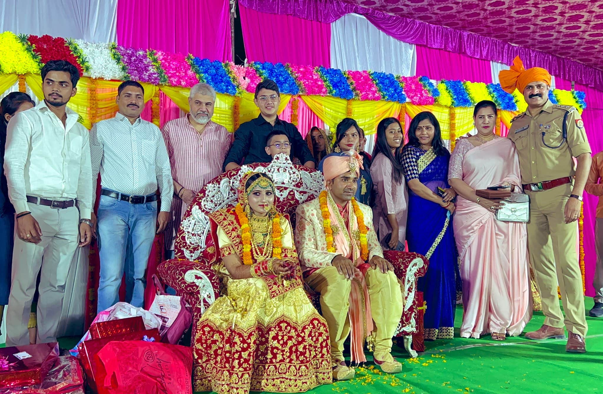 police became gharati in chadauli welcomed barati by tying safa DSP anirudh singh paid entire cost for this wedding