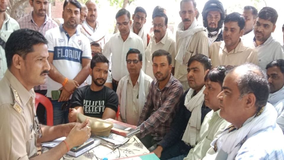 Teacher disputes with alleged journalists for making video in firozabad