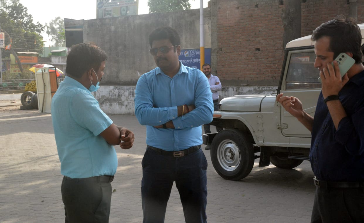 Opposition to the officers who came to seal the petrol pump