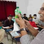 छात्रों को पढ़ाते आईआईटी कानपुर के पूर्व प्रोफेसर एचसी वर्मा