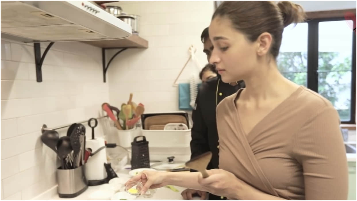 After Wedding with Ranbir Kapoor Alia Bhatt first Rasoi video making zucchini and beetroot salad is going viral