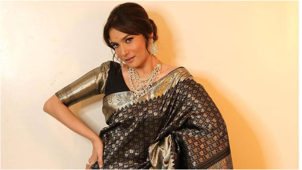 ankita lokhande looks beautiful in ivory silk saree with hubby vicky jain