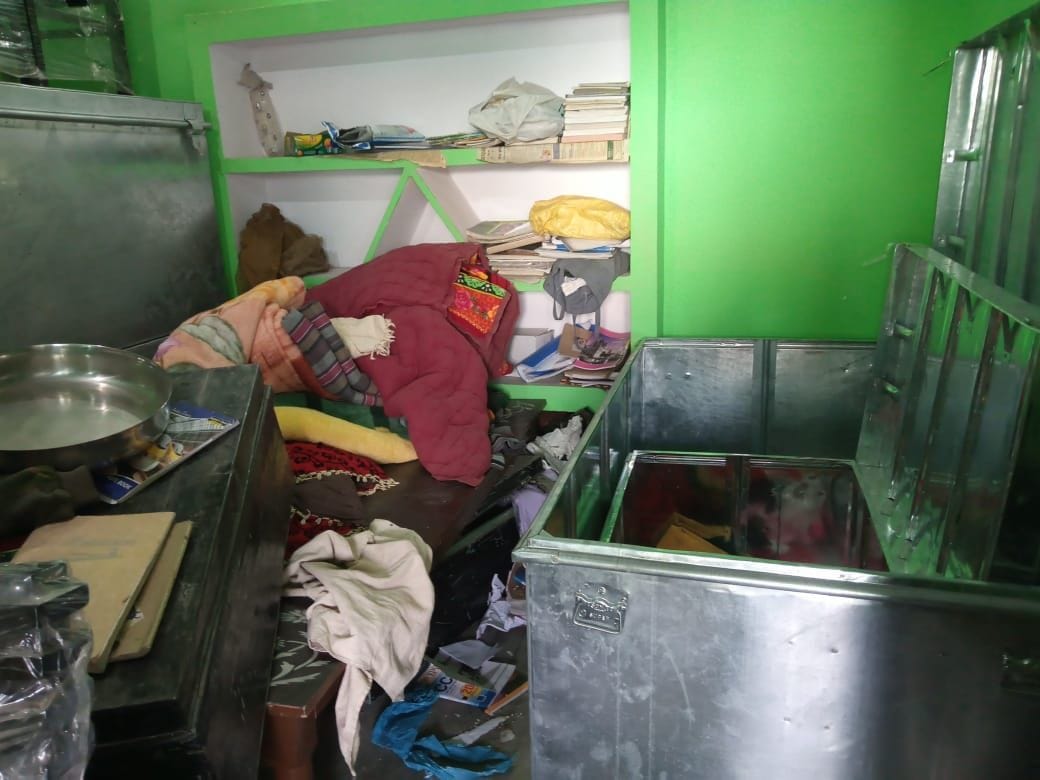 Theft of lakhs including jewelery and cash from the locked house of an army jawan