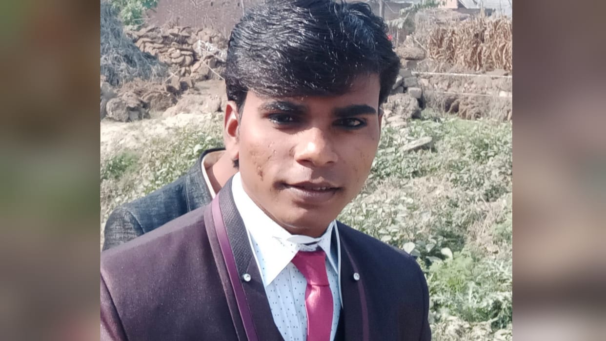 Sambhal youth gone for field irrigation dead body found hanging on tree family accuses murder police probing matter