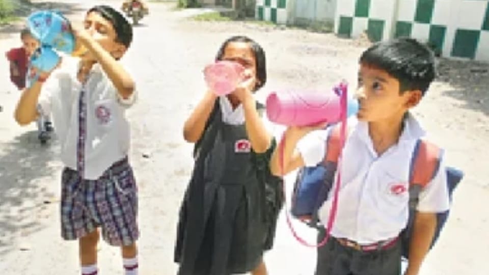 school going children are facing problem of dehydration, stomach ache due to increasing heat in chandigarh 