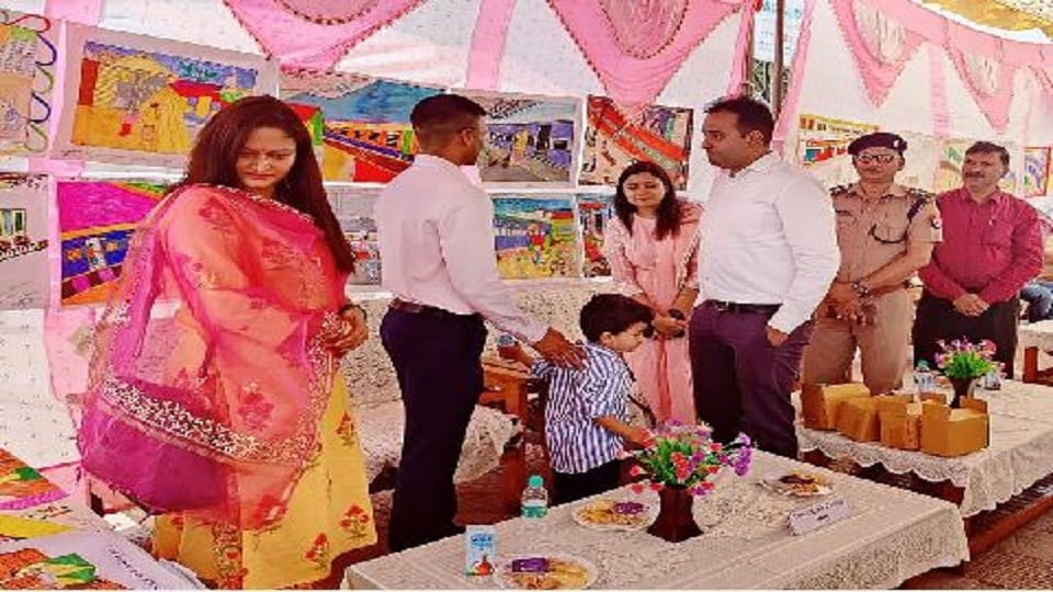 Exhibition of paintings made by prisoners at Tundla station