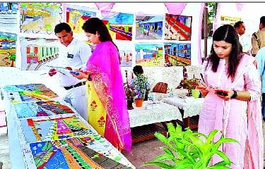 Exhibition of paintings made by prisoners at Tundla station