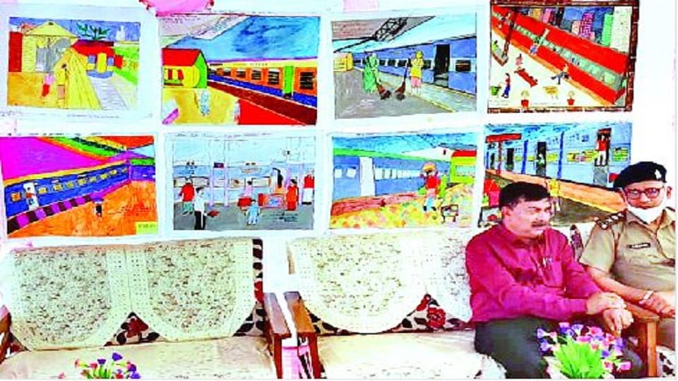 Exhibition of paintings made by prisoners at Tundla station