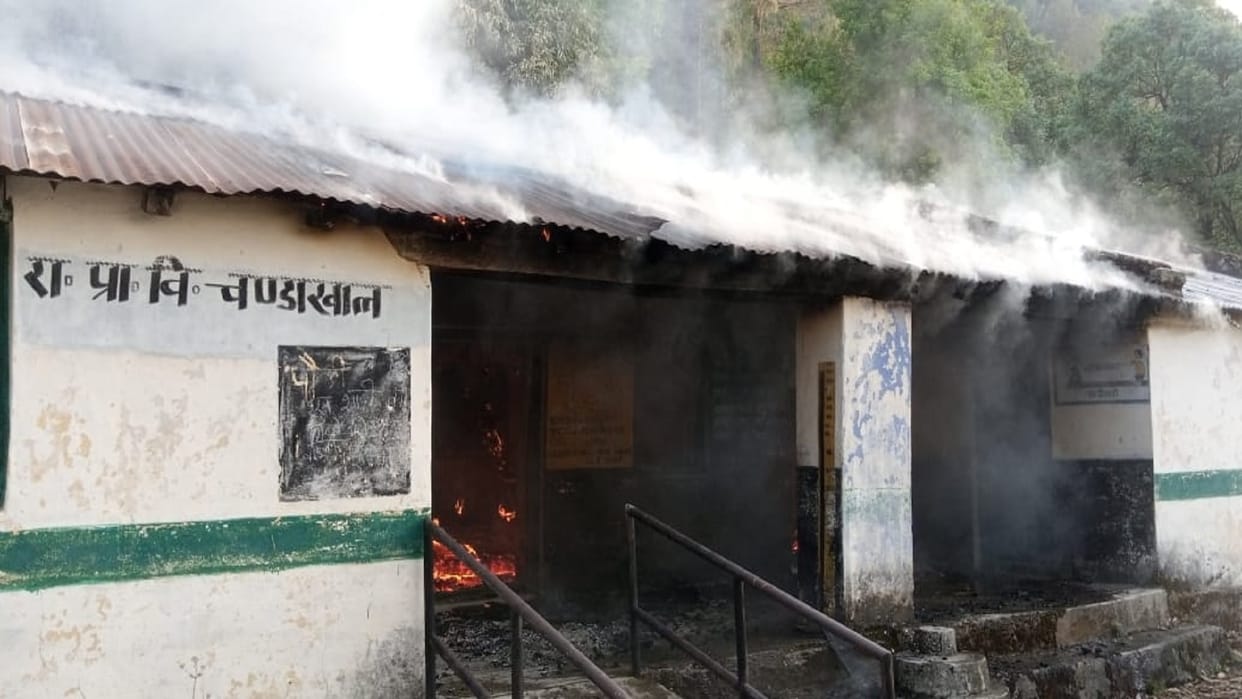 The building of the primary school Chandakhal burnt due to forest fire in Kotdwar
