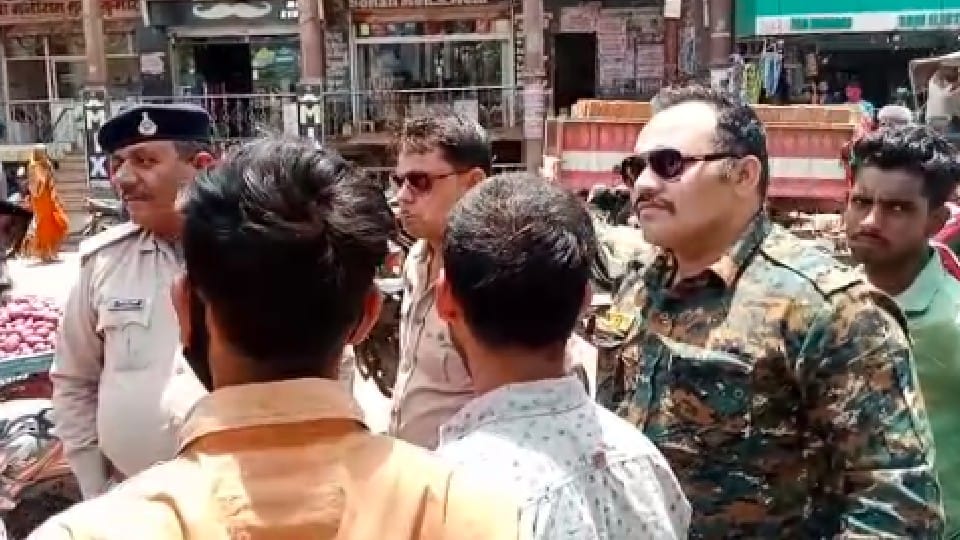 Shivpuri: Angry people surrounded office due to undeclared power cut, shouted slogans against Shivraj government