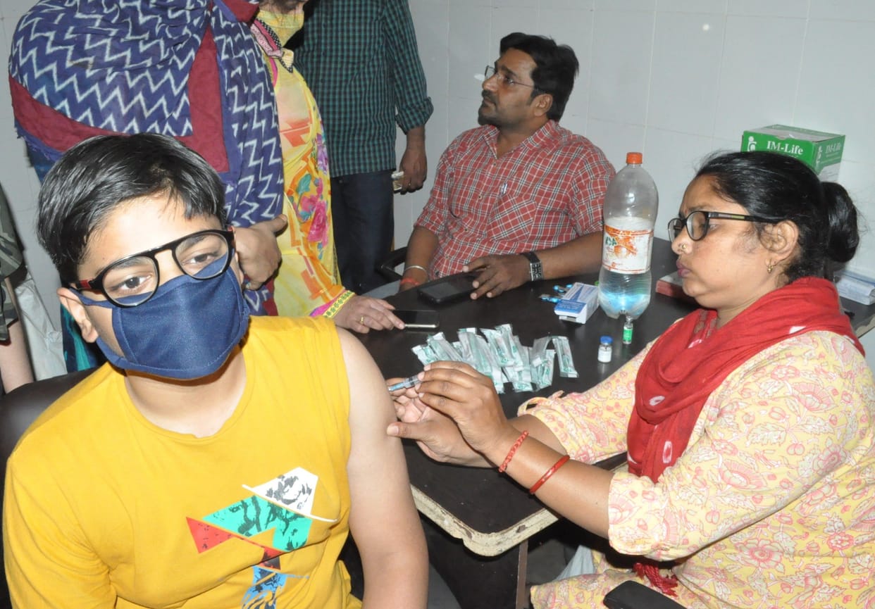 Hathras: By getting vaccinated, children are getting more courage to fight against corona