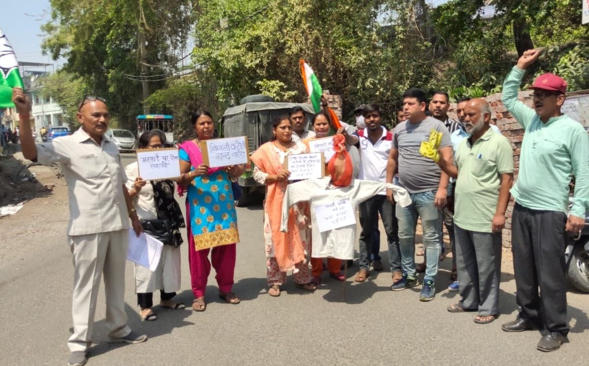 Congressmen protest against power cut