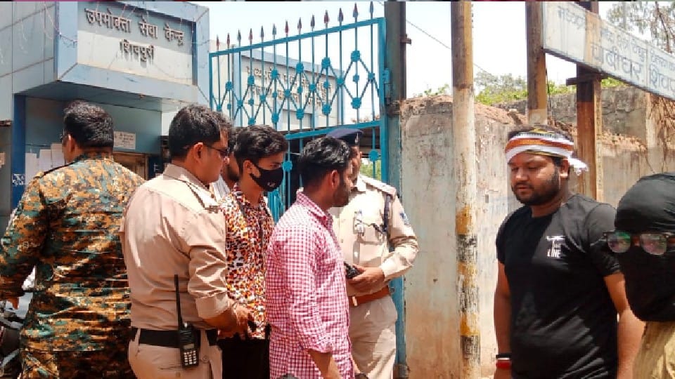 Shivpuri: Angry people surrounded office due to undeclared power cut, shouted slogans against Shivraj government