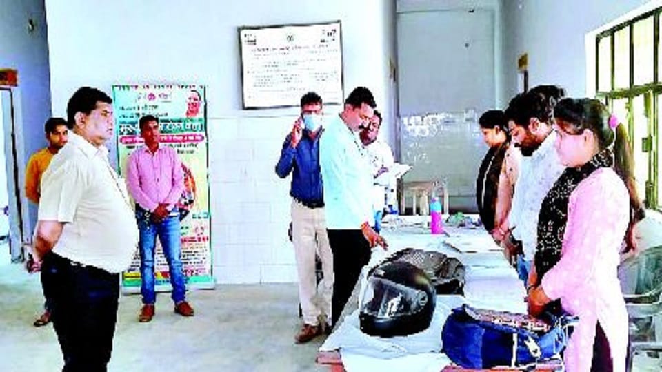 CMO ordered to stop salary of seven employees including absent doctor in health fair Mainpuri
