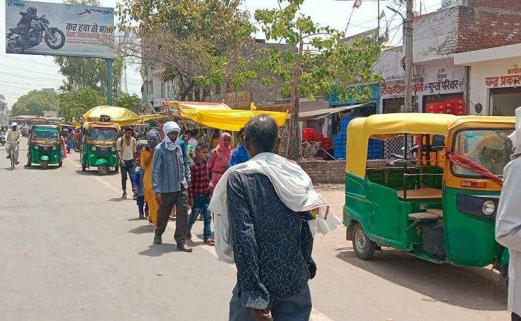 Illegal tempo stand running under the protection of police