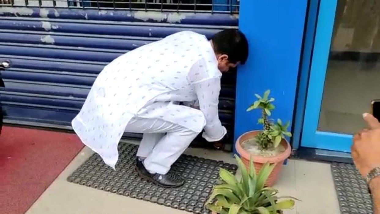 Ghaziabad loni BJP MLA nand kishor gurjar locks HDFC bank for not benefitting poor people with pradhan mantri svanidhi yojna