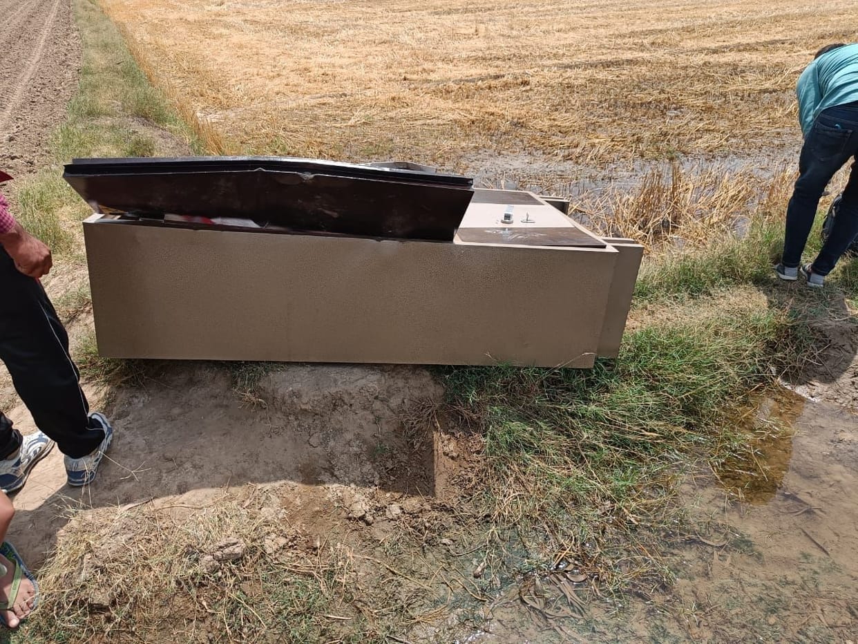 The cupboard was taken from the house to the field, broke the lock and flew away with Rs 1.10 lakh-jewelry
