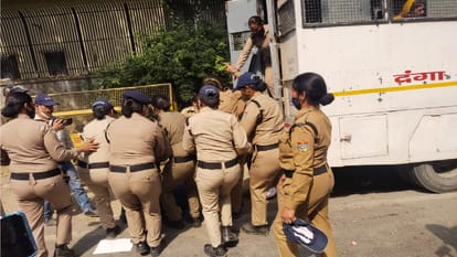 देहरादून में आउटसोर्सिंग कर्मियों का धरना