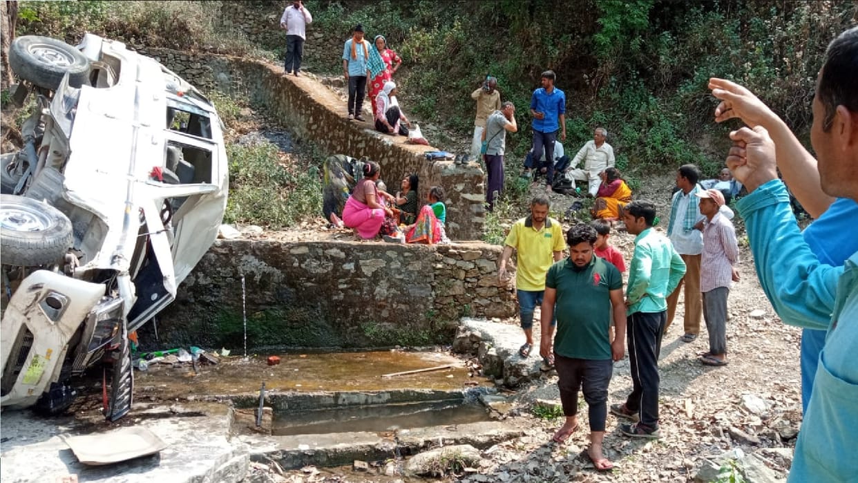 Pauri accident Vehicle returning from procession crashed in police station area Paithani