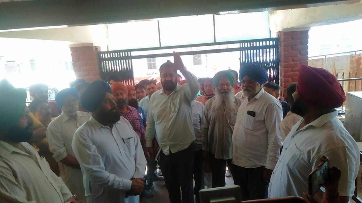ponta silai gumma nh conditioon is not wel-people facing problem and strke against nh pradhikaran and contractor in ponta sahib