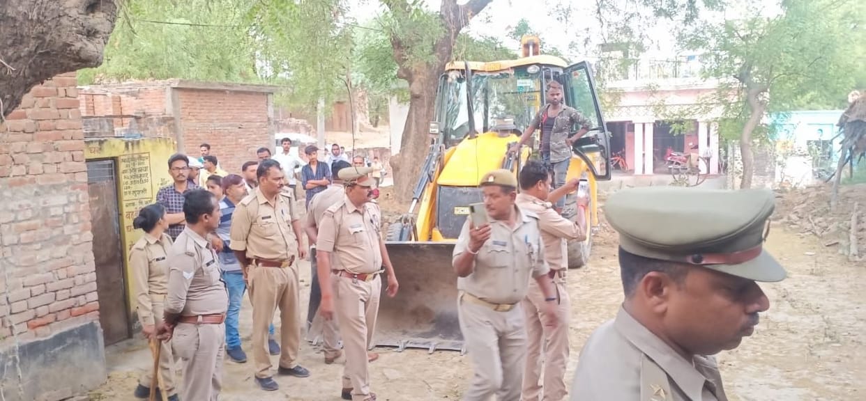 crime news,unnao,aropi kay ghar pahucha buldoga