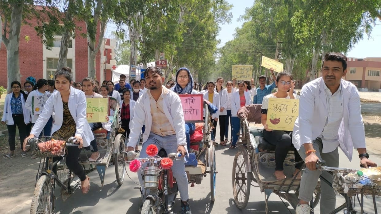 Students protested by driving rickshaw, Kurukshetra