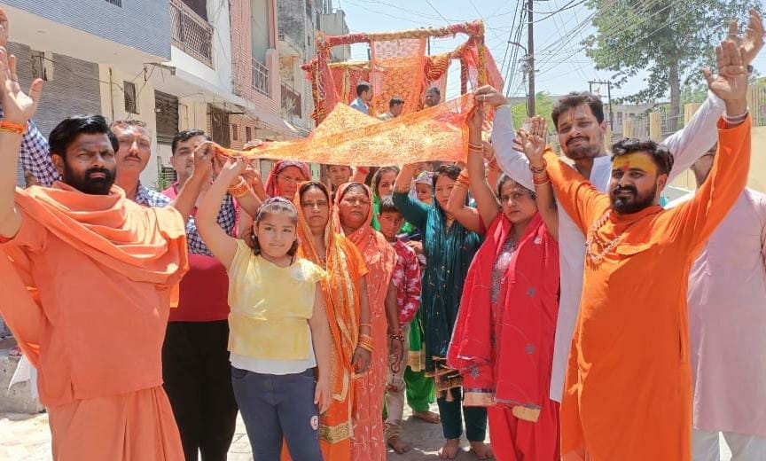 Devotees carrying a chunari of 900 feet with cheers